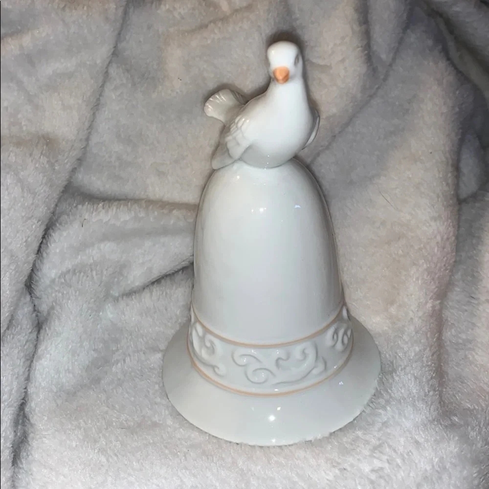 Avon Bell RareCollectible“The Tapestry Collection”